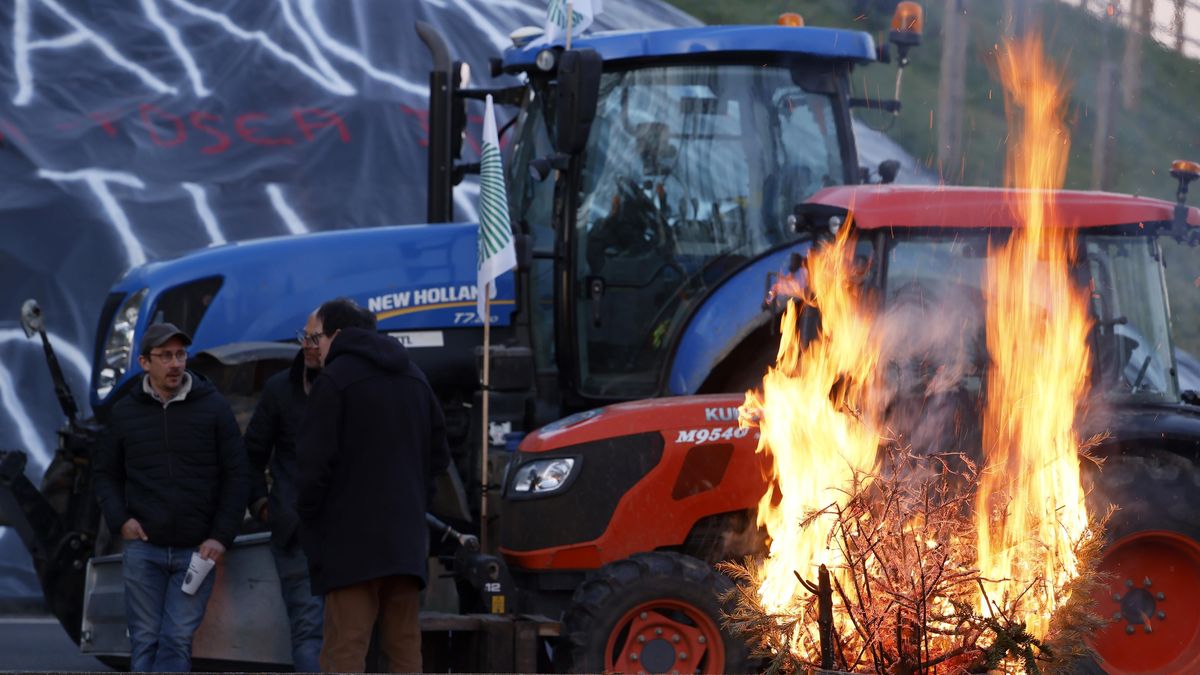 Francouzští farmáři uspěli. Vláda po protestech upustila od zvýšení daně na zemědělskou naftu